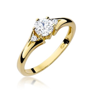 Pierścionek W0076 Biały Szafir 0,60ct żółte złoto 375