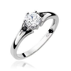 Pierścionek W0076 Biały Szafir 0,60ct białe złoto 375 z czarnymi diamentami