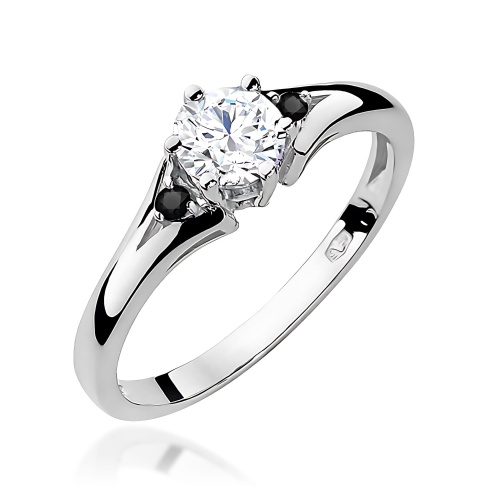 Pierścionek W0076 Biały Szafir 0,60ct białe złoto 375 z czarnymi diamentami