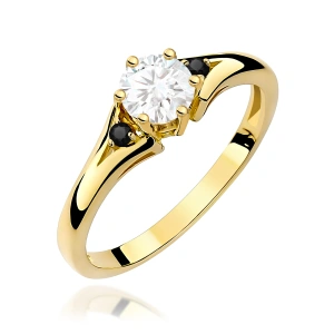 Pierścionek W0076 Biały Szafir 0,60ct żółte złoto 375 z czarnymi diamentami
